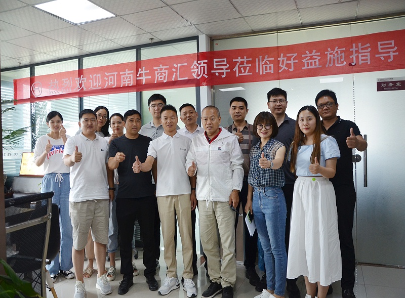 雄獅戰(zhàn)隊成員合照留念